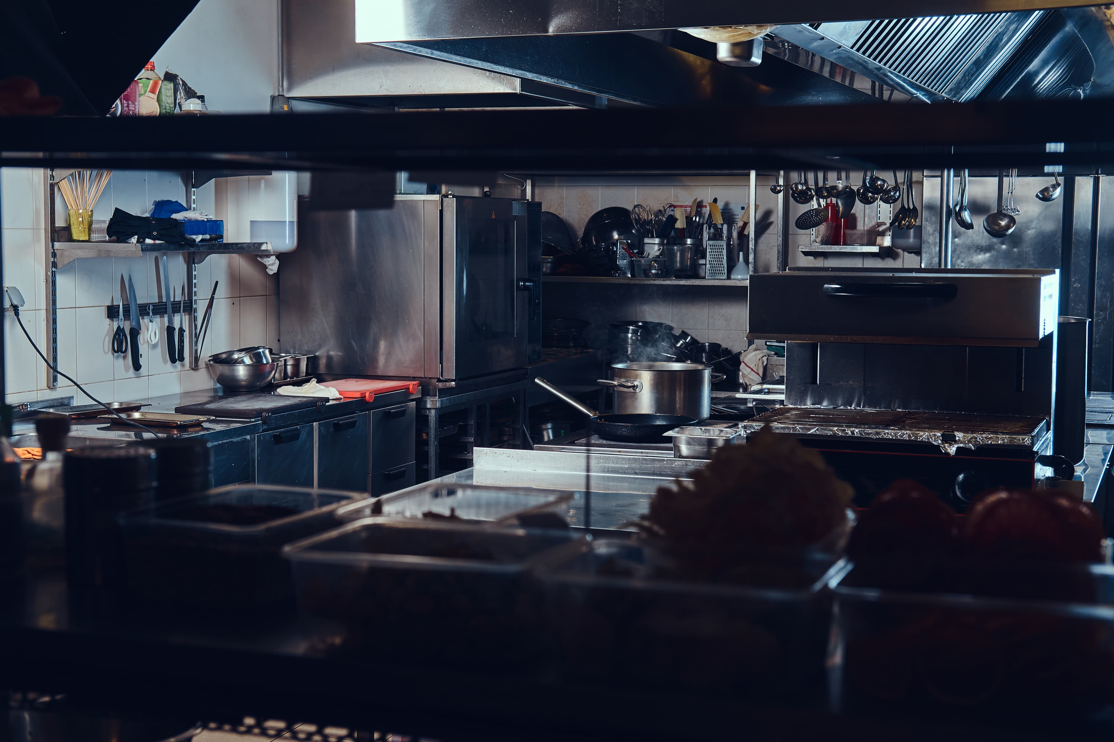 Cocina industrial de restaurante durante inspección nocturna