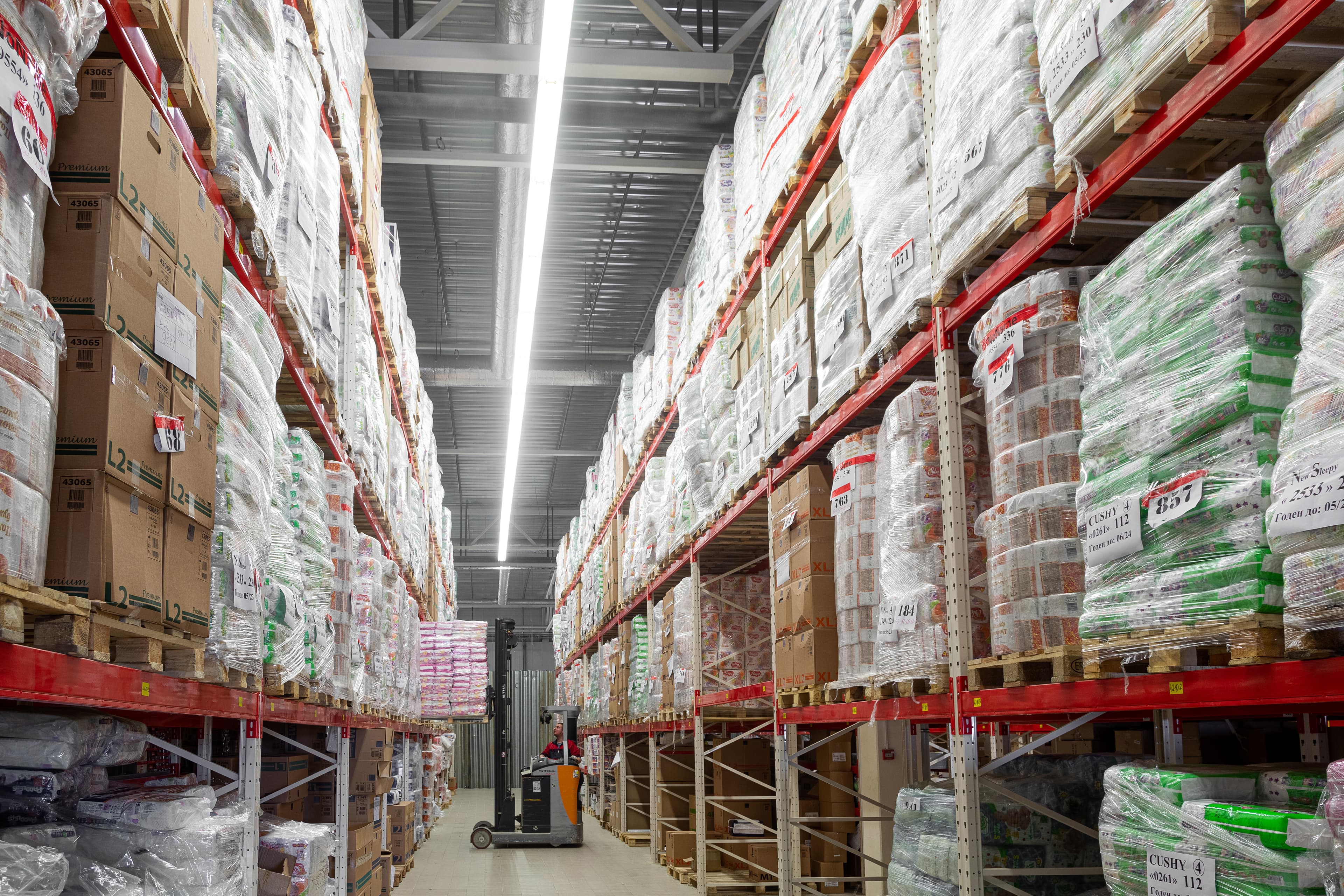Bodega de club de precio con estanteria alta